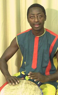 Amadou Kouatè beim Djembe spielen